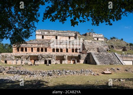 Il Grand Palace è situato nelle rovine della città maya di Sayil, parte della città pre-ispanica di Uxmal, patrimonio dell'umanità dell'UNESCO a Yucatan, Messico. Foto Stock