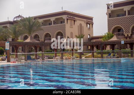 Piscina sul territorio di un hotel egiziano Foto Stock