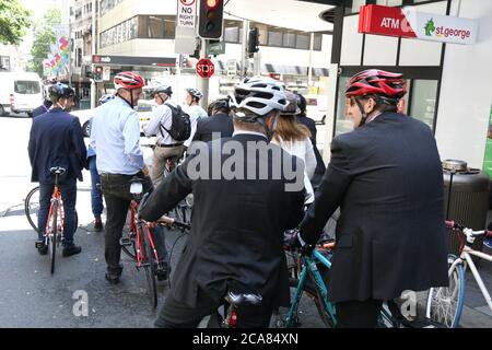 La "corsa con la tuta dney" ha incoraggiato i lavoratori a fuggire dall'ufficio per un ‘giro in stile executive a pranzo per le strade della città". La corsa è iniziata e terminata Foto Stock