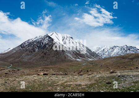 Ladakh, India - splendida vista panoramica tra Pangong Tso e Chang la Pass in Ladakh, Jammu e Kashmir, India. Foto Stock