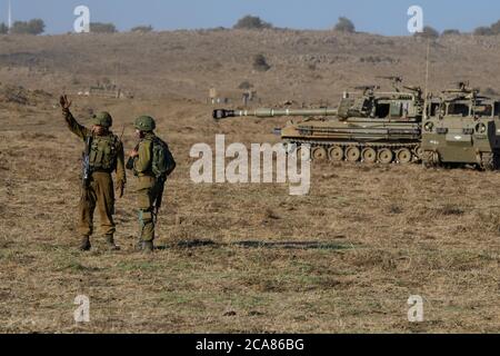 (200805) -- ALTURE DEL GOLAN, 5 agosto 2020 (Xinhua) -- soldati israeliani sono visti nelle alture del Golan occupate da Israele vicino al confine conteso tra Siria e Israele il 4 agosto 2020. (Ayal Margolin/JINI via Xinhua) Foto Stock