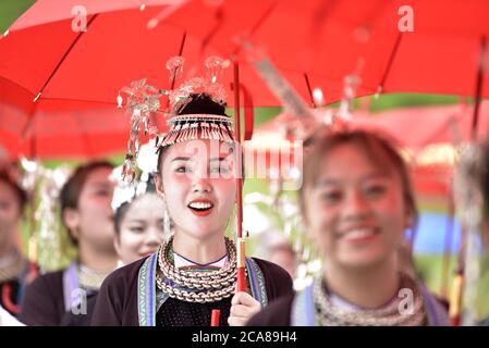 Qiandongnan, provincia cinese di Guizhou. 4 agosto 2020. Le ragazze del gruppo etnico Zhuang cantano una canzone il secondo giorno del festival locale diving al villaggio di Gangbian di Gangbian Township della contea di Congjiang, provincia di Guizhou della Cina sudoccidentale, 4 agosto 2020. La gente del gruppo etnico di Zhuang celebra il festival tradizionale di diving nel villaggio di Gangbian il 14 giorno del sesto mese sul calendario lunare cinese. Credit: WU dejun/Xinhua/Alamy Live News Foto Stock