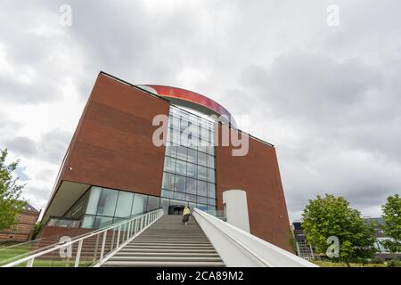 Danimarca, Aarhus - 12 luglio 2020. L'esterno del museo d'arte moderna AROS Aarhus Kunstmuseum è stato progettato dagli architetti danesi Schmidt Hammer Lassen. Sul tetto si trova il Skywalk circolare il vostro Rainbow Panorama di Ólafur Elíasson (Photo credit: Gonzales Photo - Thomas Rasmussen). Foto Stock