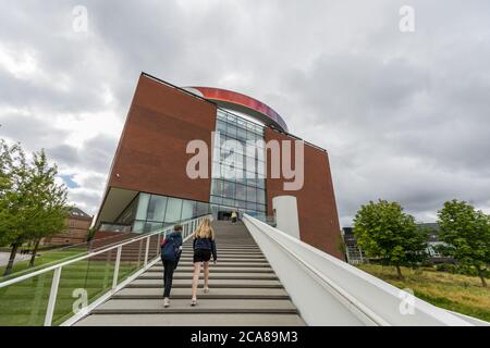 Danimarca, Aarhus - 12 luglio 2020. L'esterno del museo d'arte moderna AROS Aarhus Kunstmuseum è stato progettato dagli architetti danesi Schmidt Hammer Lassen. Sul tetto si trova il Skywalk circolare il vostro Rainbow Panorama di Ólafur Elíasson (Photo credit: Gonzales Photo - Thomas Rasmussen). Foto Stock