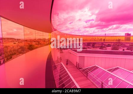 Danimarca, Aarhus - 12 luglio 2020. L'esterno del museo d'arte moderna AROS Aarhus Kunstmuseum è stato progettato dagli architetti danesi Schmidt Hammer Lassen. Sul tetto si trova il Skywalk circolare il vostro Rainbow Panorama di Ólafur Elíasson (Photo credit: Gonzales Photo - Thomas Rasmussen). Foto Stock