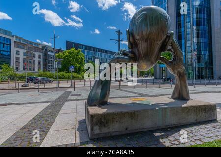 Scultura 'Der Denkpartner' o il Partner in Thinking, Börsenplatz, Stoccarda, centro città, Stato federale Baden-Württemberg, Germania meridionale, Europa Foto Stock