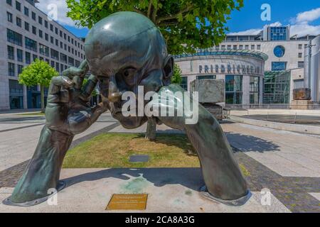 Scultura 'Der Denkpartner' o il Partner in Thinking, Börsenplatz, Stoccarda, centro città, Stato federale Baden-Württemberg, Germania meridionale, Europa Foto Stock