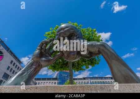 Scultura 'Der Denkpartner' o il Partner in Thinking, Börsenplatz, Stoccarda, centro città, Stato federale Baden-Württemberg, Germania meridionale, Europa Foto Stock