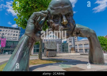 Scultura 'Der Denkpartner' o il Partner in Thinking, Börsenplatz, Stoccarda, centro città, Stato federale Baden-Württemberg, Germania meridionale, Europa Foto Stock