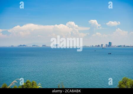 Terrapieno di Danang. Da Nang città, vista dal mare Foto Stock