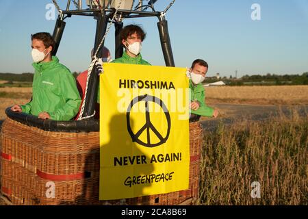 Buchel, Germania. 05 agosto 2020. Gli attivisti di Greenpeace protestano con una mongolfiera con l'iscrizione 'ban nucleare weapons' contro le armi nucleari stazionate presso la base aerea di Büchel. Lo sfondo è il 75° anniversario del bombardamento atomico della città giapponese di Hiroshima il 6 agosto. Foto: Thomas Frey/dpa Credit: dpa Picture Alliance/Alamy Live News Foto Stock