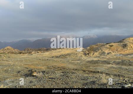 Oman villaggio strada e montagne Foto Stock