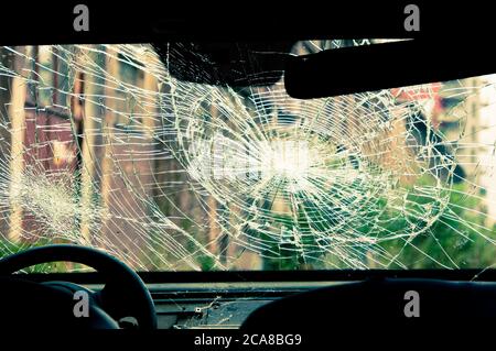 vista interna di un'auto con parabrezza schiacciato Foto Stock
