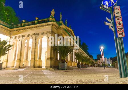 Disegno acquerello del Mulino Colonnade Mlynska kolonada Neo-Renaissance edificio con colonne e sorgenti termali nella città termale Karlovy Vary centro storico della città, notte sera vista, Repubblica Ceca Foto Stock