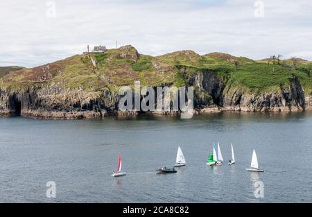 Baltimora, Cork, Irlanda. 3 Maggio 2020. Barche a vela alla foce del porto con Sherkin Island sullo sfondo a Baltimora, Co. Cork, Irela Foto Stock