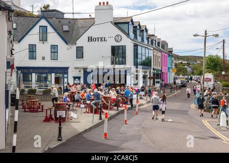 Baltimora, Cork, Irlanda. 3 Maggio 2020. I vacanzieri che si siedono fuori in una bella giornata estiva nel pittoresco villaggio costiero di Baltimora, Co. Cork, i Foto Stock