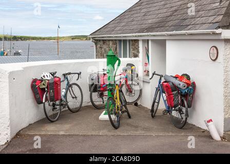 Baltimora, Cork, Irlanda. 3 Maggio 2020. Biciclette parcheggiate intorno ad una vecchia pompa dell'acqua a Baltimora, Co. Cork, Irlanda. Credito; David Creedon / Alamy Foto Stock