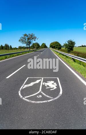 Strada federale B265, confine statale a sud della città di Kehr, tra la Renania settentrionale-Vestfalia e la Renania-Palatinato, NRW Crest sulla strada, Germania, Foto Stock