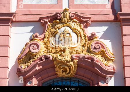 Giustizia, scala, presso la Basilica di San Salvatore, a Prüm, Eifel, Renania-Palatinato, Germania Foto Stock