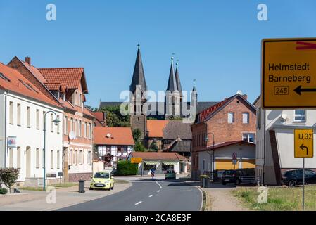 Hamersleben, Germania. 30 luglio 2020. Nel centro del paese si trova il monastero di Hamersleben, ex monastero canonico agostiniano, che appartiene alla strada romanica. Credit: Stefano Nosini/dpa-Zentralbild/ZB/dpa/Alamy Live News Foto Stock