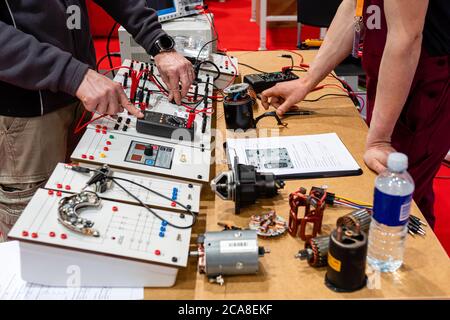 Formazione di qualificazione di elettricisti di auto con modelli di circuito elettrico - immagine Foto Stock