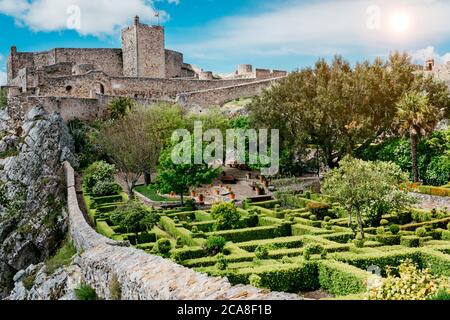 Vista panoramica dei giardini e del castello medievale da Marvao, Portalegre, regione di Alentejo, Portogallo. Foto Stock