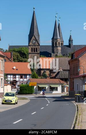 Hamersleben, Germania. 30 luglio 2020. Nel centro del paese si trova il monastero di Hamersleben, ex monastero canonico agostiniano, che appartiene alla strada romanica. Credit: Stefano Nosini/dpa-Zentralbild/ZB/dpa/Alamy Live News Foto Stock