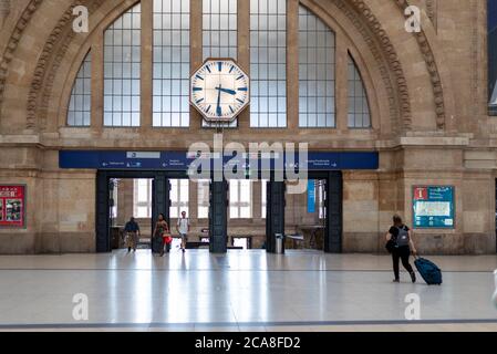 Lipsia, Germania. 24 luglio 2020. Orologi particolarmente grandi appendono nella stazione principale. Questa è appesa sopra la sala d'ingresso. Credit: Stefano Nosini/dpa-Zentralbild/ZB/dpa/Alamy Live News Foto Stock