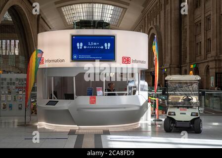 Lipsia, Germania. 24 luglio 2020. Moderno banco informazioni Deutsche Bahn nella stazione centrale. Con il display: Si prega di mantenere la distanza! Soprattutto sulla piattaforma e sul treno. Credit: Stefano Nosini/dpa-Zentralbild/ZB/dpa/Alamy Live News Foto Stock