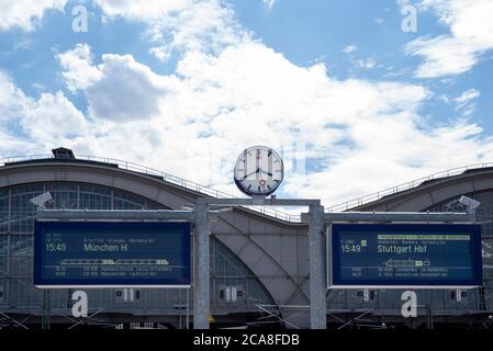 Lipsia, Germania. 24 luglio 2020. Un GHIACCIO per Monaco e un IC per Stoccarda sono annunciati sulle bacheche. Sopra di loro, un orologio della stazione mostra l'ora. Credit: Stefano Nosini/dpa-Zentralbild/ZB/dpa/Alamy Live News Foto Stock