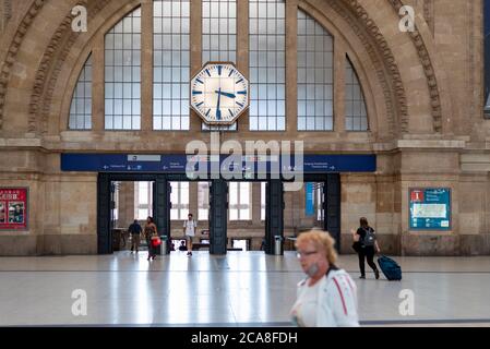 Lipsia, Germania. 24 luglio 2020. Orologi particolarmente grandi appendono nella stazione principale. Questa è appesa sopra la sala d'ingresso. Credit: Stefano Nosini/dpa-Zentralbild/ZB/dpa/Alamy Live News Foto Stock