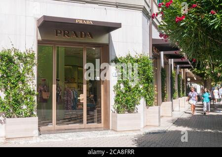 Forte dei Marmi, Italia - 4 agosto 2020 - punto vendita Prada ingresso principale a Forte dei Marmi, Italia Foto Stock