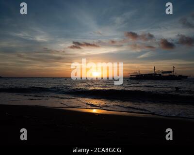 Incredibile alba sulla spiaggia delle Filippine. Barche da immersione in attesa di subacquei al mattino presto. Foto Stock