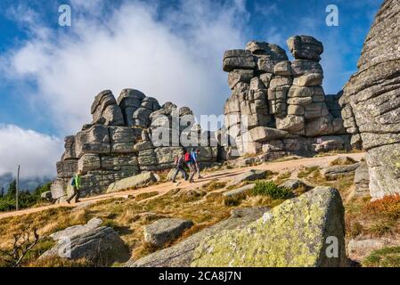 Escursionisti a tre suinetti formazione roccia, Karkonosze gamma, Sudetes montagne, Karkonosze Parco Nazionale, bassa Slesia, Polonia Foto Stock