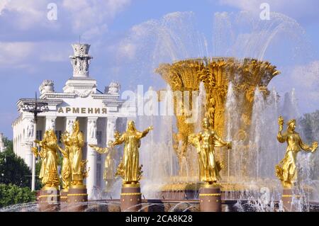 La fontana dell'amicizia delle Nazioni e il padiglione armeno (VDNKh, Mosca) Foto Stock