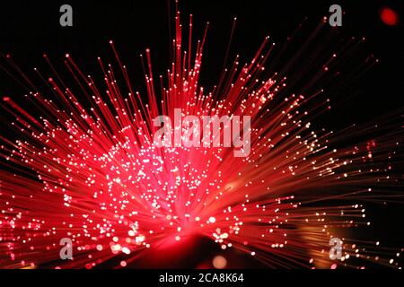 La lampada a fibra ottica produce effetti di illuminazione suggestivi Foto  stock - Alamy