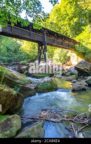 Ponte coperto di legno sulle Cascate Irreler, rapide nella parte inferiore della Prüm tra Prümzurlay e Irrel, nel quartiere Eifel di Bitbu Foto Stock