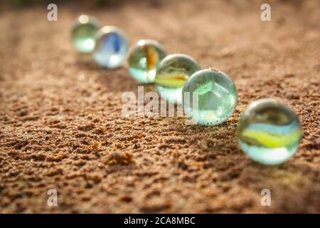 potete vedere i marmi allineati sul pavimento di sabbia Foto Stock