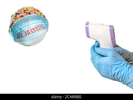 Termometro pistola dispositivo di misurazione della temperatura corporea a infrarossi. Quarantena pianeta Terra globo continenti virus epidemico concetto di assistenza sanitaria isolato su Foto Stock
