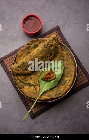 Palak Paratha è un delizioso e sano e gustoso pane piatto indiano fatto con farina di grano intero leggermente speziata e spinaci Foto Stock