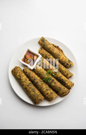 Palak Paratha è un delizioso e sano e gustoso pane piatto indiano fatto con farina di grano intero leggermente speziata e spinaci Foto Stock