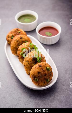 Alo tikki o patata Cutlet o patties è un popolare cibo indiano di strada fatto con patate bollite, spezie ed erbe Foto Stock