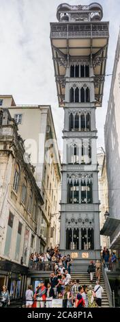 Elevador de Santa Justa visto da Rua de Santa Justa, Lisbona Foto Stock