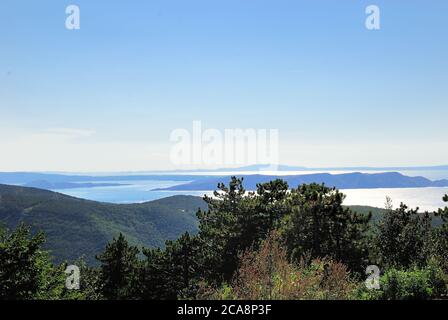 Senj e Lika regione, Croazia, paesaggio dell'isola di Krk dalla costa dalmata . Foto Stock