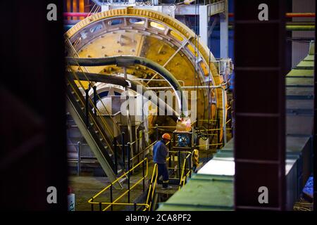 Akbakay/Kazakhstan: Mulino per ravvivare minerali (mulino a palle di fabbrica) in officina di miniere d'oro e impianti di lavorazione. Altynalmas società d'oro. Foto Stock