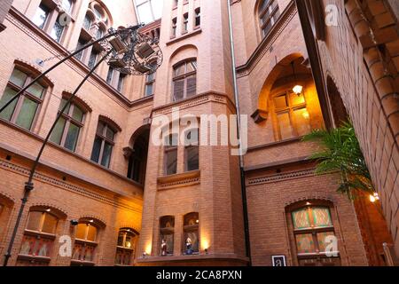 TORUN, POLONIA - 20 AGOSTO 2018: Il caffè interno Artus Court in un edificio in mattoni nella città vecchia di Torun, Polonia. Foto Stock
