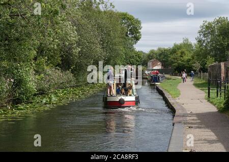 Chiatta che naviga sul canale di Stourbridge vicino al magazzino di Bonded. West Midlands, Black Country. Inghilterra. REGNO UNITO Foto Stock