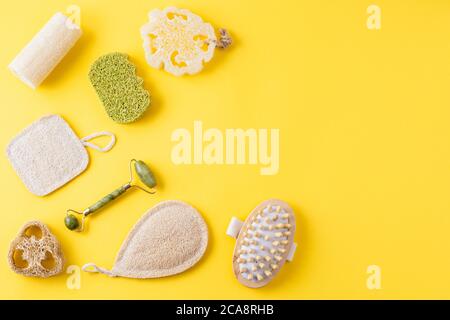 Accessori doccia - spazzola per il viso con setole naturali e spugne  rotonde in cellulosa su sfondo marrone, vista dall'alto. Pulizia del  concetto di salute della pelle Foto stock - Alamy