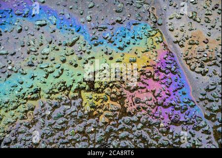 La benzina scorre sul marciapiede. Foto Stock