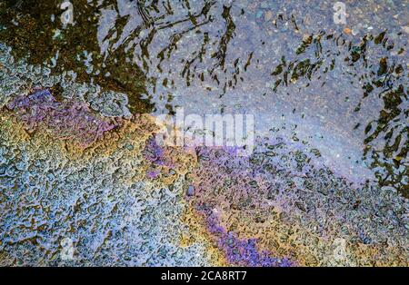 La benzina scorre sul marciapiede. Foto Stock